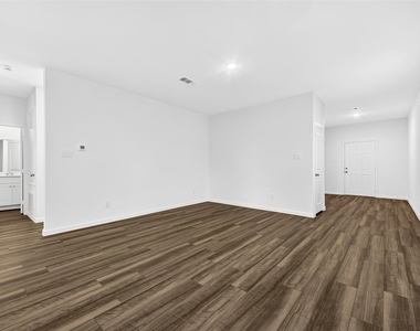15049 Ronan Drive - Photo Thumbnail 3