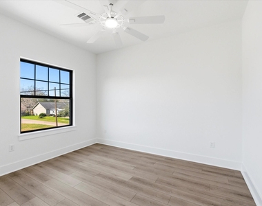 230 S Y Street - Photo Thumbnail 2