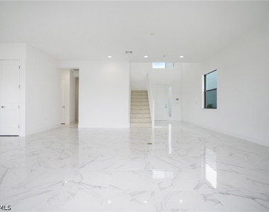 20195 Ainsley Street - Photo Thumbnail 7