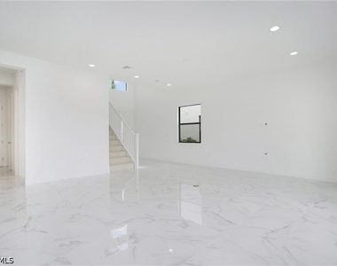 20195 Ainsley Street - Photo Thumbnail 8