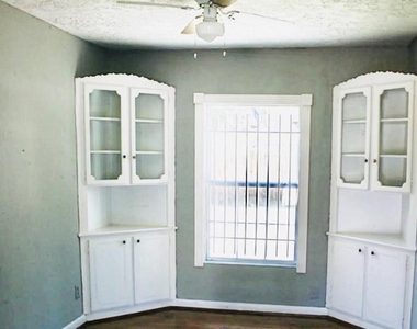 1429 N Durham Drive - Photo Thumbnail 5