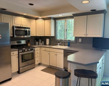 606 Orangeburgh - Photo Thumbnail 10