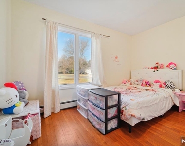 324 Brook - Photo Thumbnail 14
