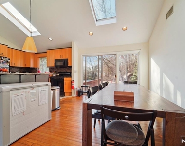 324 Brook - Photo Thumbnail 6