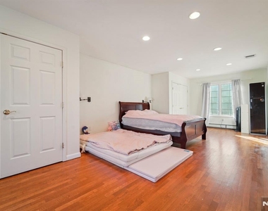 324 Brook - Photo Thumbnail 24