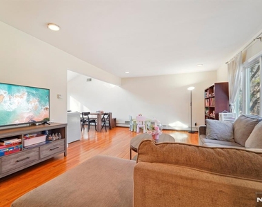324 Brook - Photo Thumbnail 5