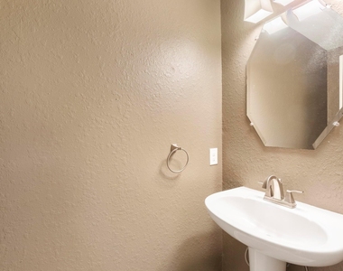 19 Shimmer Pond Place - Photo Thumbnail 18