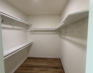 2211 Brook View Lane - Photo Thumbnail 9