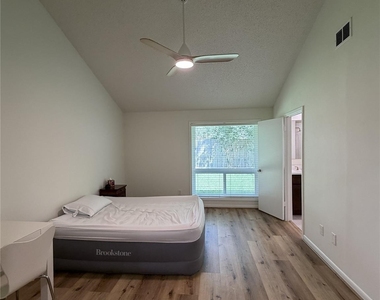 2211 Brook View Lane - Photo Thumbnail 6