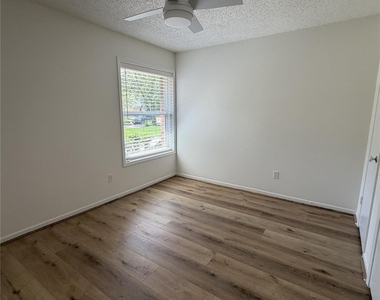 2211 Brook View Lane - Photo Thumbnail 10
