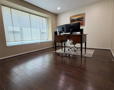 2211 Brook View Lane - Photo Thumbnail 5