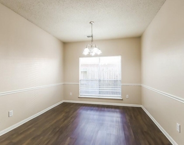 7131 Maple Walk Drive - Photo Thumbnail 4