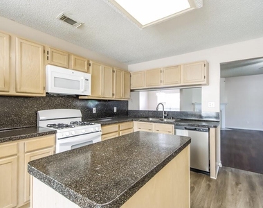 7131 Maple Walk Drive - Photo Thumbnail 6