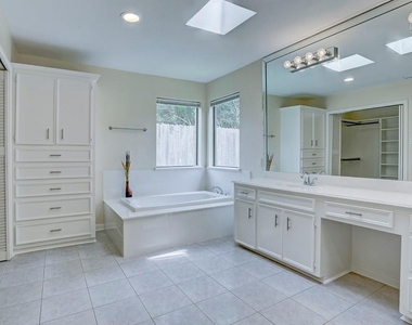 13819 Starhill Court - Photo Thumbnail 16