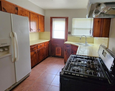 6923 Cole Creek Drive - Photo Thumbnail 4