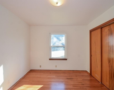 6923 Cole Creek Drive - Photo Thumbnail 11