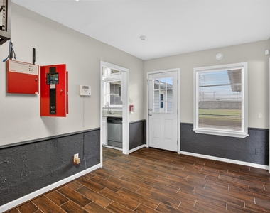 5109 E 5th Street - Photo Thumbnail 14
