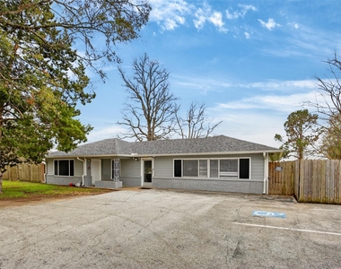 5109 E 5th Street - Photo Thumbnail 3