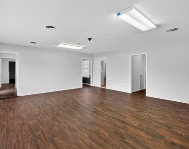 5109 E 5th Street - Photo Thumbnail 8