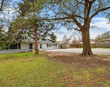 5109 E 5th Street - Photo Thumbnail 4