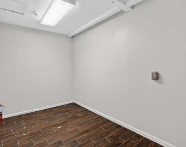 5109 E 5th Street - Photo Thumbnail 10