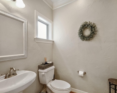 933 W 17th Street - Photo Thumbnail 8