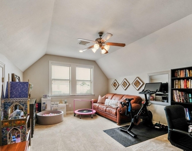 933 W 17th Street - Photo Thumbnail 17