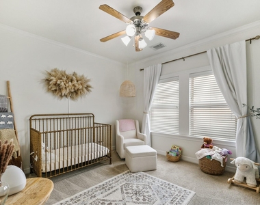933 W 17th Street - Photo Thumbnail 13