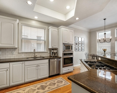 933 W 17th Street - Photo Thumbnail 7