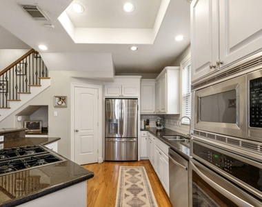 933 W 17th Street - Photo Thumbnail 5