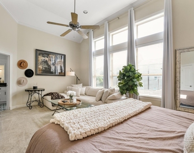 933 W 17th Street - Photo Thumbnail 10