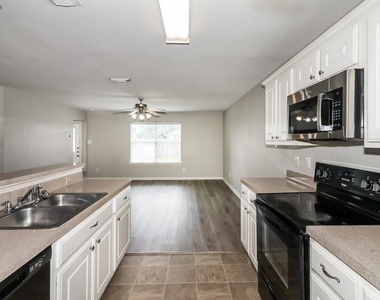 6919 Garnet Trail Lane - Photo Thumbnail 5