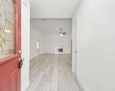 4922 E Laureldale Drive - Photo Thumbnail 4