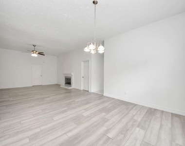 4922 E Laureldale Drive - Photo Thumbnail 7