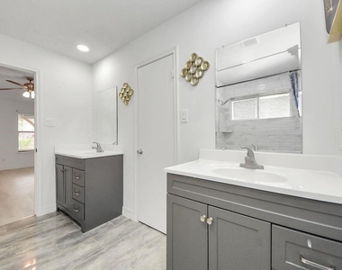 4922 E Laureldale Drive - Photo Thumbnail 23