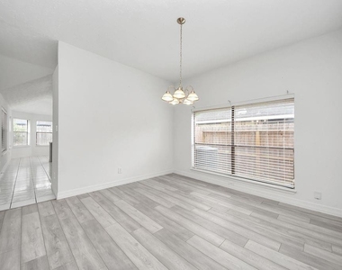 4922 E Laureldale Drive - Photo Thumbnail 8