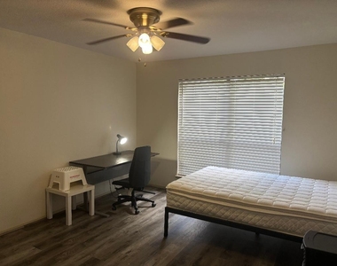 8020 Braesmain Drive - Photo Thumbnail 4