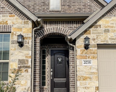 21735 N Enchanted Rock Dr - Photo Thumbnail 2