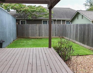 220 W 16th Street - Photo Thumbnail 4