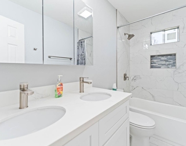 9946 Algiers Road - Photo Thumbnail 2