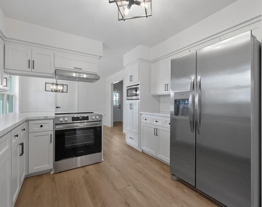 210 Ridgemont Drive - Photo Thumbnail 7