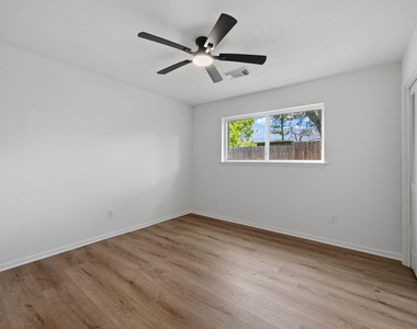 210 Ridgemont Drive - Photo Thumbnail 18