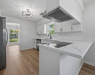 210 Ridgemont Drive - Photo Thumbnail 6