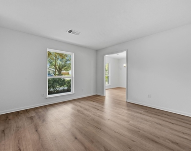 210 Ridgemont Drive - Photo Thumbnail 3