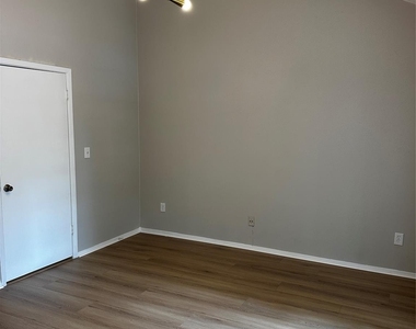 11710 Southlake Drive - Photo Thumbnail 12