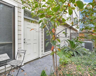 2414 Calumet Street - Photo Thumbnail 4