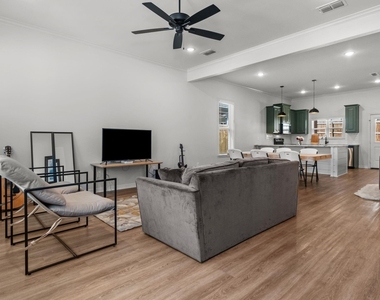 3067 Royal Garden Road - Photo Thumbnail 3