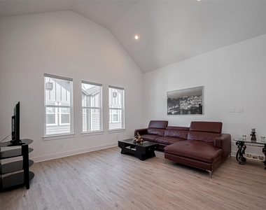 2518 Terry Street - Photo Thumbnail 2