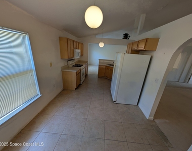 1049 Macon Drive - Photo Thumbnail 7