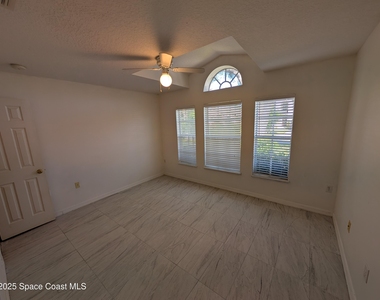 1049 Macon Drive - Photo Thumbnail 10